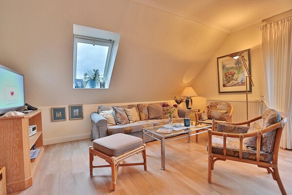 TV, books, stereo - Haus Parkblick Appartement 9 (Timmendorfer Strand)