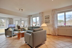 Fernseher, DVD-Player, Stereoanlage