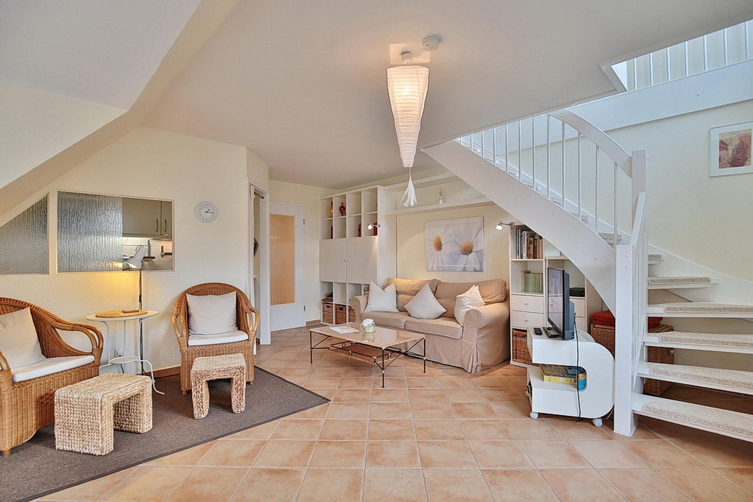 Een televisie, een dvd-speler, boeken en een stereo