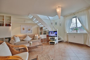 Fernseher, DVD-Player, Bücher, Stereoanlage