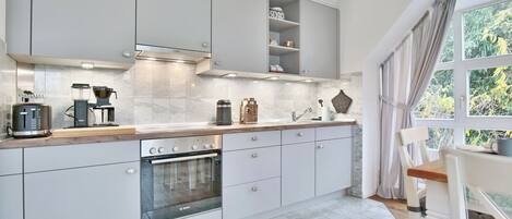 Fridge, oven, stovetop, dishwasher