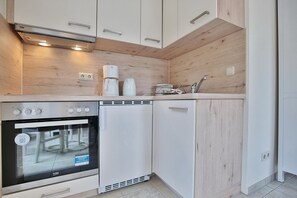 ثلاجة، فرن، موقد طهي مسطح، ماكينة لصنع القهوة/الشاي