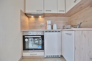 Kühlschrank, Ofen, Herdplatte, Wasserkocher mit Kaffee-/Teezubehör