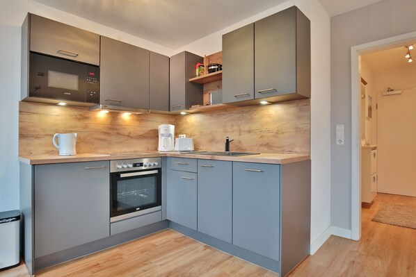 ثلاجة، ميكروويف، فرن، موقد طهي مسطح