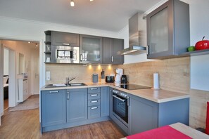 ثلاجة، ميكروويف، فرن، موقد طهي مسطح