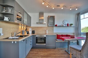 ثلاجة، ميكروويف، فرن، موقد طهي مسطح