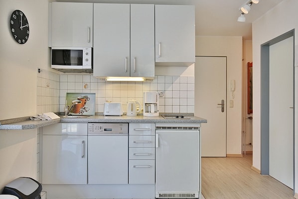 Kühlschrank, Mikrowelle, Herdplatte, Geschirrspüler