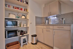 Kühlschrank, Mikrowelle, Ofen, Herdplatte