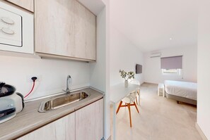 1 chambre, fer et planche à repasser, Internet gratuit, draps fournis