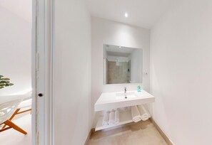 Serviettes fournies, savon, shampoing, papier toilette