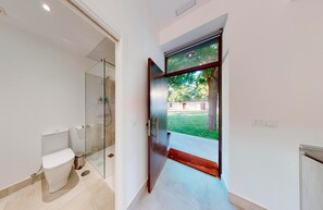 Serviettes fournies, savon, shampoing, papier toilette