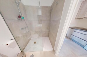 Toallas, jabón, shampoo, papel de baño 