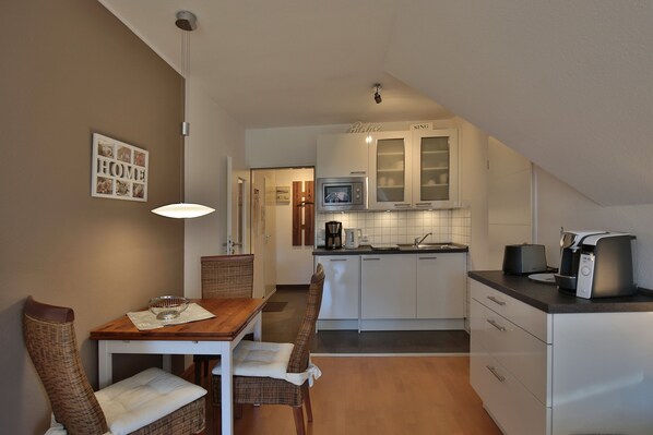 ثلاجة، ميكروويف، موقد طهي مسطح، غسالة أطباق