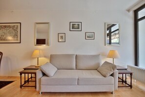 Fernseher, DVD-Player, Stereoanlage