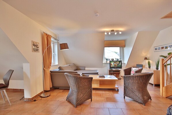 Fernseher, DVD-Player, Stereoanlage