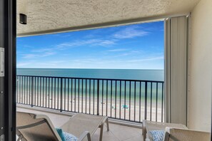 Un balcon avec vue sur la plage et l’océan.