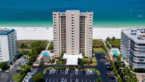 Ein Hochhaus-Hotel mit Innenhof, Pool und Blick auf den Strand.