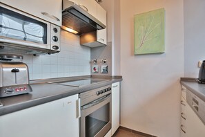 Réfrigérateur, four à micro-ondes, un four, surface de cuisson