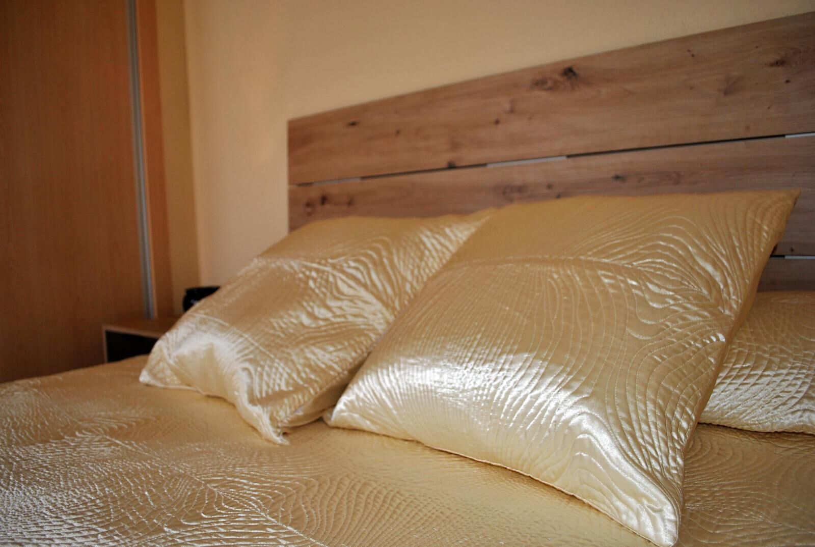 1 bedroom, bed sheets