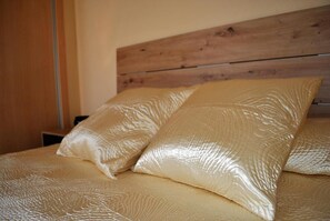 1 bedroom, bed sheets