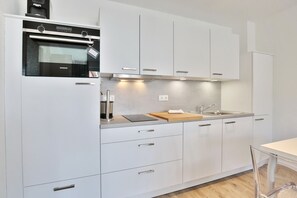 Kühlschrank, Mikrowelle, Ofen, Herdplatte