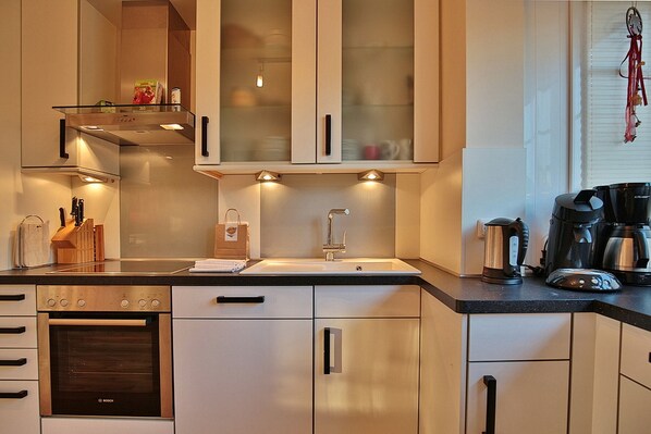 ثلاجة، ميكروويف، فرن، موقد طهي مسطح