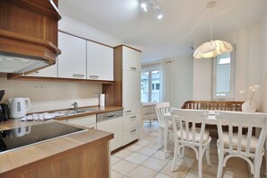 ثلاجة، فرن، موقد طهي مسطح، غسالة أطباق