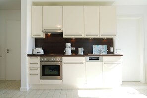 冷蔵庫、オーブン、コンロ、食器洗い機