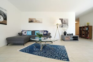 テレビ、DVD プレーヤー、ステレオ