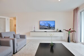 Fernseher, DVD-Player, Stereoanlage