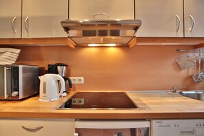 Kühlschrank, Mikrowelle, Herdplatte, Geschirrspüler