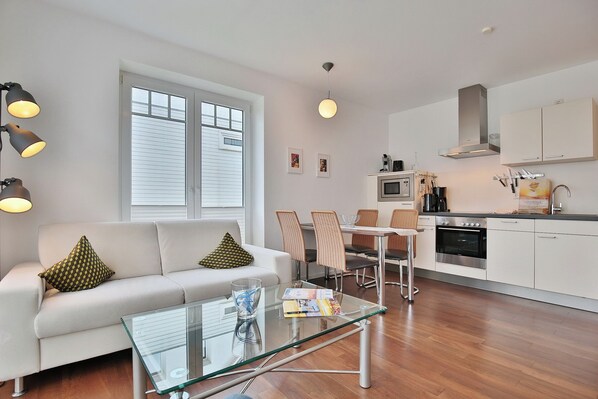 Fernseher, DVD-Player, Stereoanlage