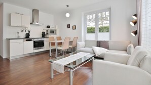 Un apartamento moderno con cocina, comedor y sala de estar.