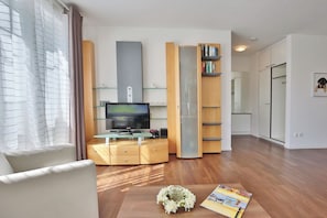 Fernseher, DVD-Player, Stereoanlage
