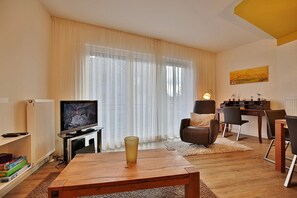 تلفزيون، مشغل دي في دي، كُتُب، ستيريو