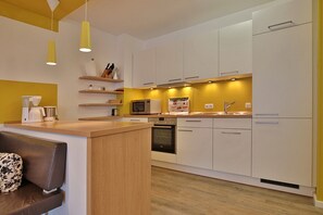 ثلاجة، ميكروويف، فرن، موقد طهي مسطح