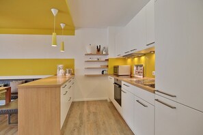 Kühlschrank, Mikrowelle, Ofen, Herdplatte