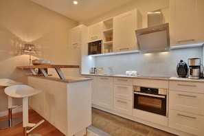 ثلاجة، ميكروويف، فرن، موقد طهي مسطح