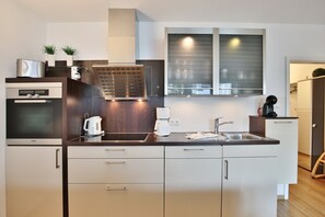 Kühlschrank, Ofen, Herdplatte, Geschirrspüler