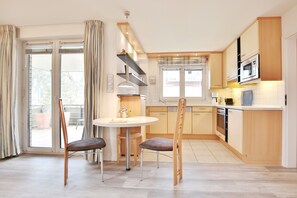 Fridge, microwave, oven, stovetop - Feriendomizil Birkenallee Appartement 5 (Timmendorfer Strand)