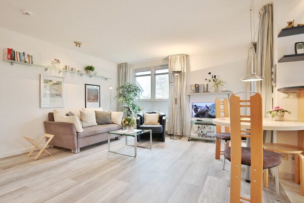 Fernseher, DVD-Player, Stereoanlage