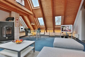 Fernseher, Kamin, DVD-Player, Stereoanlage