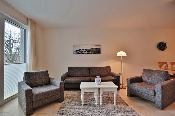 Fernseher, DVD-Player, Stereoanlage