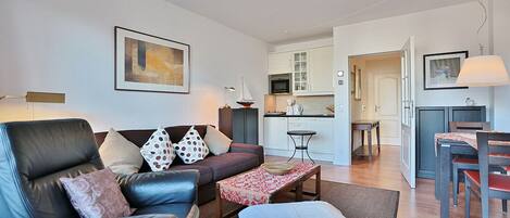 Una televisión, un reproductor de DVD, un reproductor estéreo