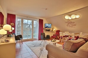 TV, DVD-spiller, bøker og stereoanlegg