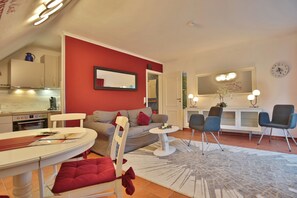 Fernseher, DVD-Player, Bücher, Stereoanlage