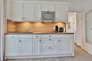 Réfrigérateur, micro-ondes, plaque de cuisson, lave-vaisselle