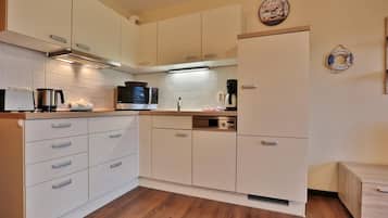 Kühlschrank, Mikrowelle, Herdplatte, Geschirrspüler