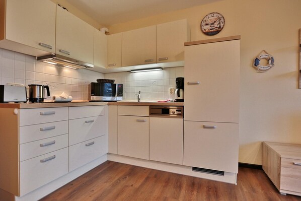 Kühlschrank, Mikrowelle, Herdplatte, Geschirrspüler