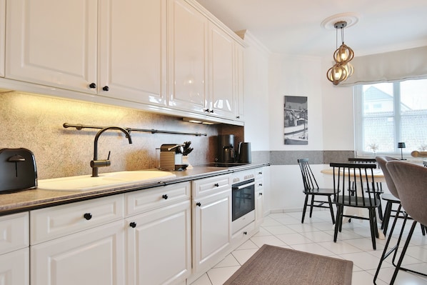 ثلاجة، ميكروويف، فرن، موقد طهي مسطح